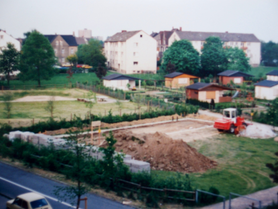  Der Gartenfreund Willy Segin unterstützte den Verein tatkräftig, indem er schweres Gerät (Bagger und Radlader) zur Verfügung stellte und dadurch die Erdausschachtungen erheblich erleichtert wurden.