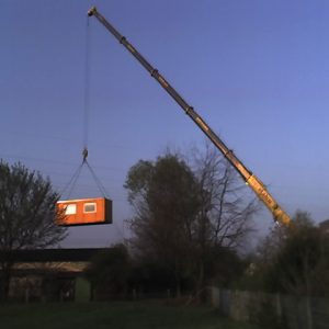 Containerlieferung per Kran im April 2007